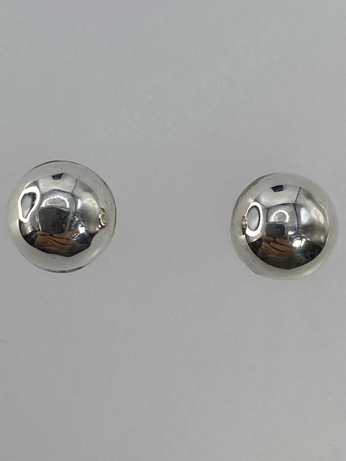 Aretes minimalistas de 1.1 cm con el brillo pulido de la plata de Taxco