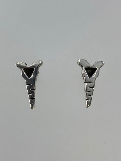Par de aretes de plata cartoneado con diseño prehispánico minimalista