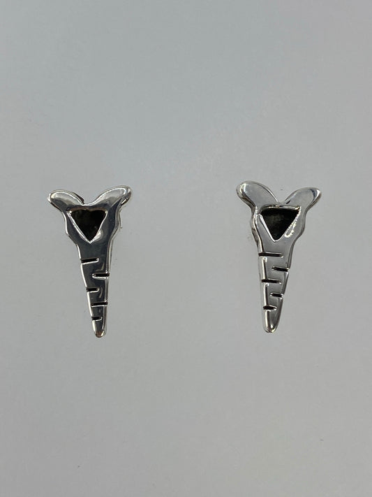 Par de aretes de plata cartoneado con diseño prehispánico minimalista