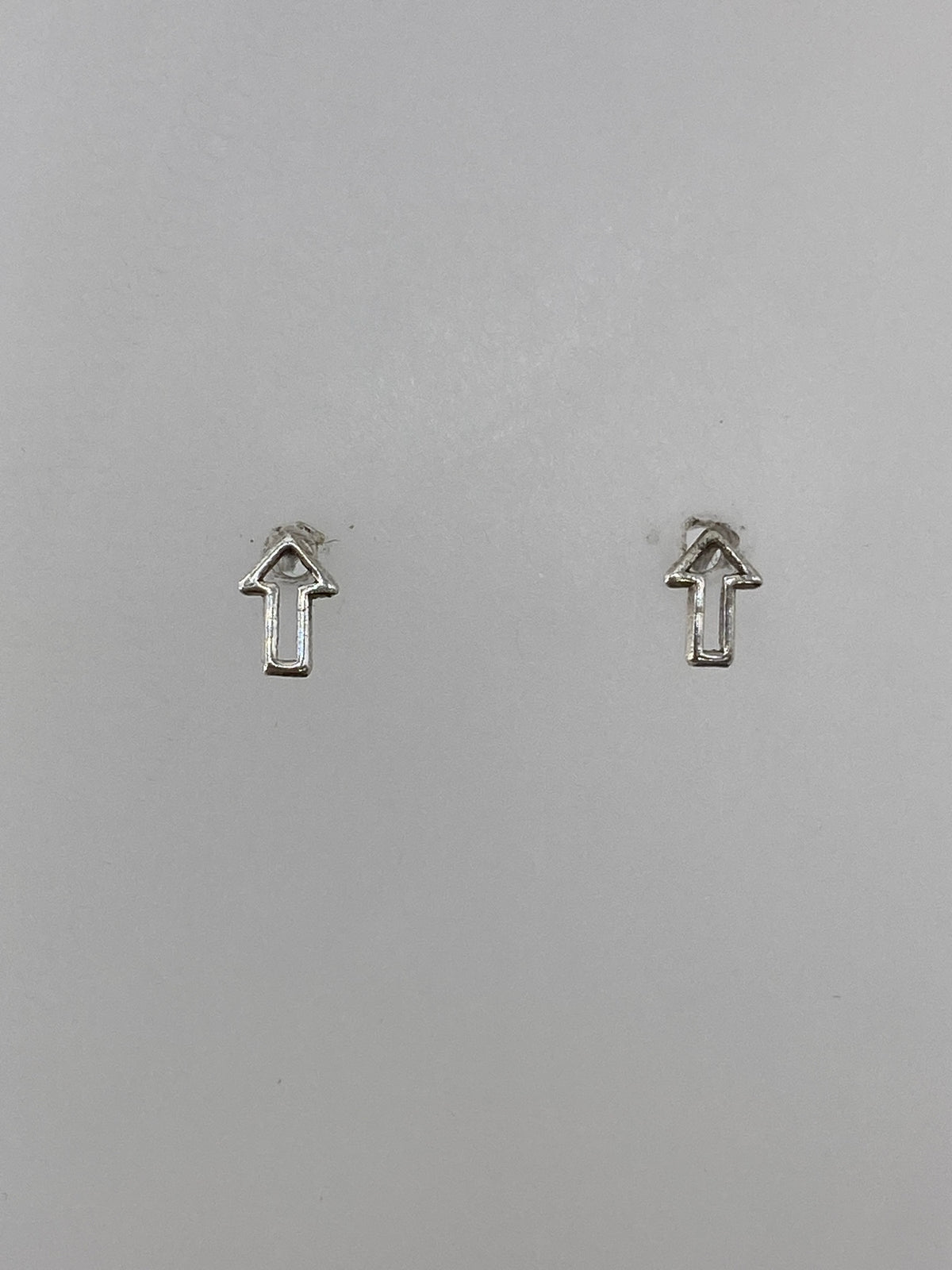Aretes de plata 925 de cartoneado vistos de frente, diseño flecha pulido