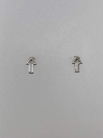 Aretes de plata 925 de cartoneado vistos de frente, diseño flecha pulido