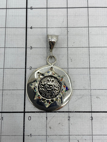 Dije colgado a escala con moneda para mostrar tamaño real de 3.5 × 2 cm