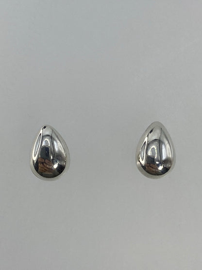 Par de aretes de plata cartoneado en forma de gota, sobre fondo blanco