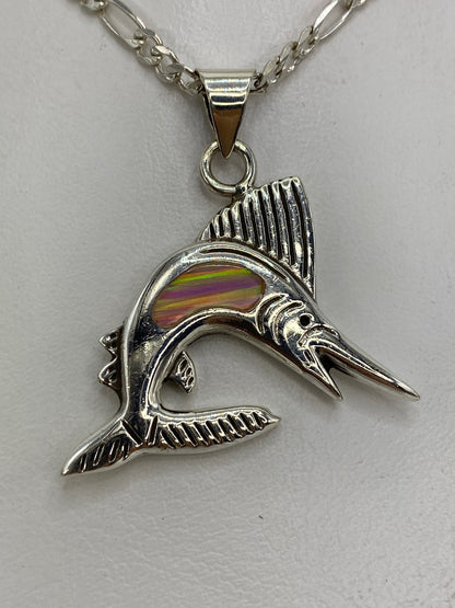 Dije de plata en forma de pez saltarín con ópalo de fuego rosa, colgado en cadena sobre fondo blanco