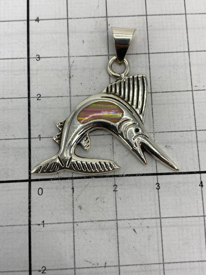 Dije de plata sobre escala de centímetros mostrando tamaño real (3.6 × 3.5 cm) y marcación 925