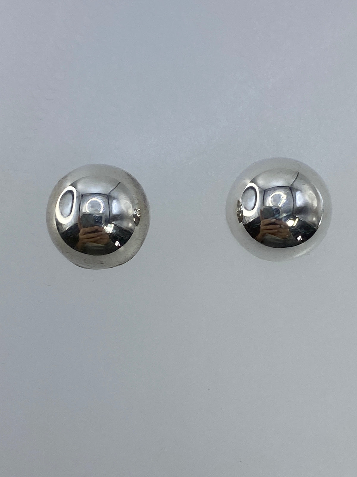Par de aretes de plata 925 en cartoneado minimalista, esferas pulidas brillantes