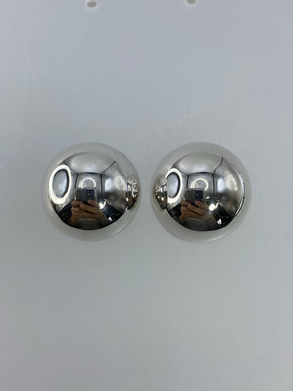 Aretes redondos de plata 925 con Quinto visible, diseño minimalista