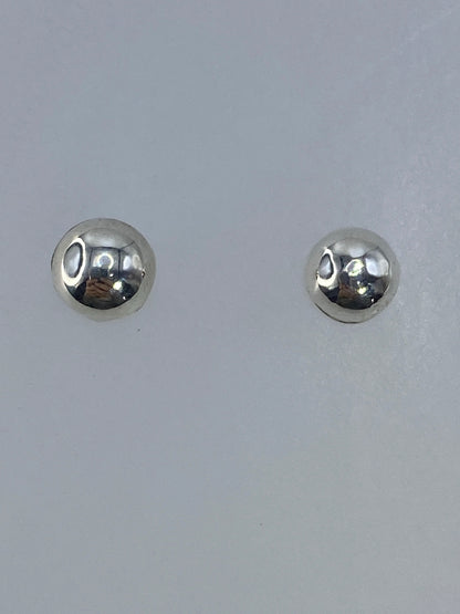 Par de aretes de plata 925 en cartoneado, esfera pulida brillante, en mano