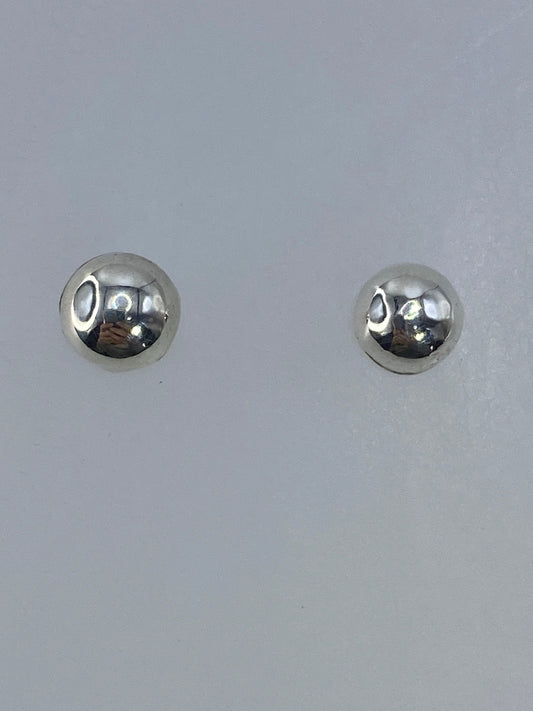 Par de aretes de plata 925 en cartoneado, esfera pulida brillante, en mano