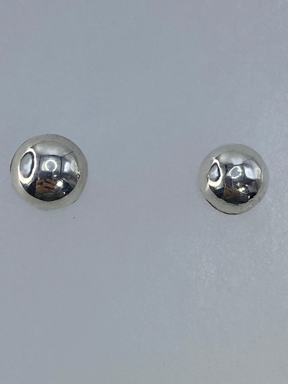 Medida de los aretes en escala milimétrica — 1.3 cm de largo