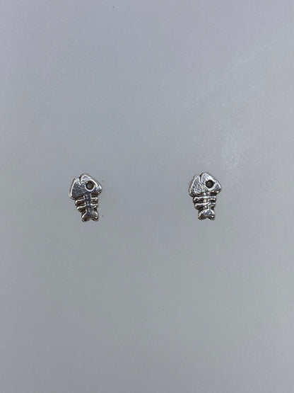 Vista frontal de los aretes de plata de 1 cm con técnica cartoneado y acabado pulido