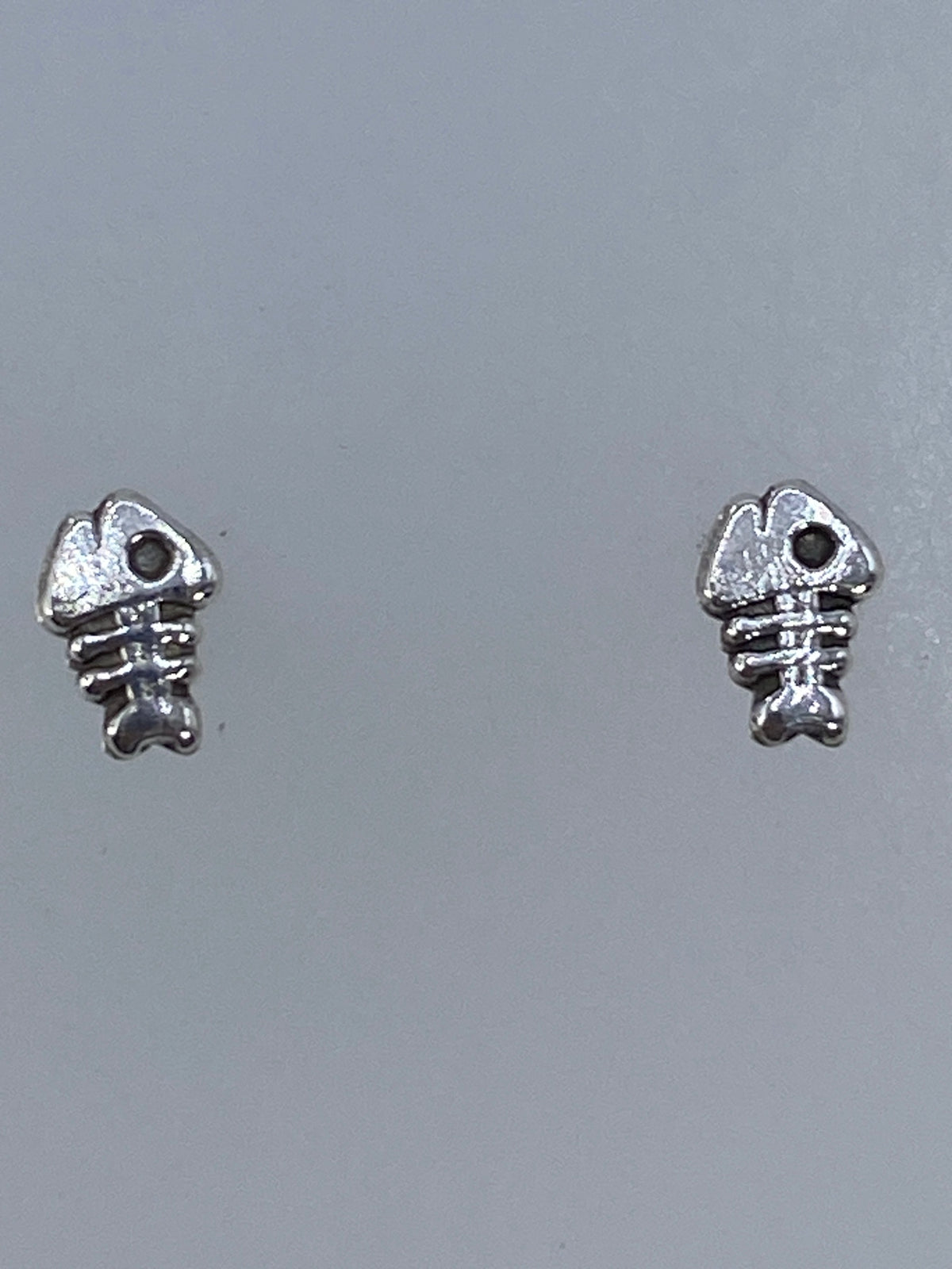 Detalle de la forma minimalista de espina de pez en plata 925 de Taxco