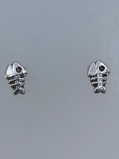 Detalle de la forma minimalista de espina de pez en plata 925 de Taxco