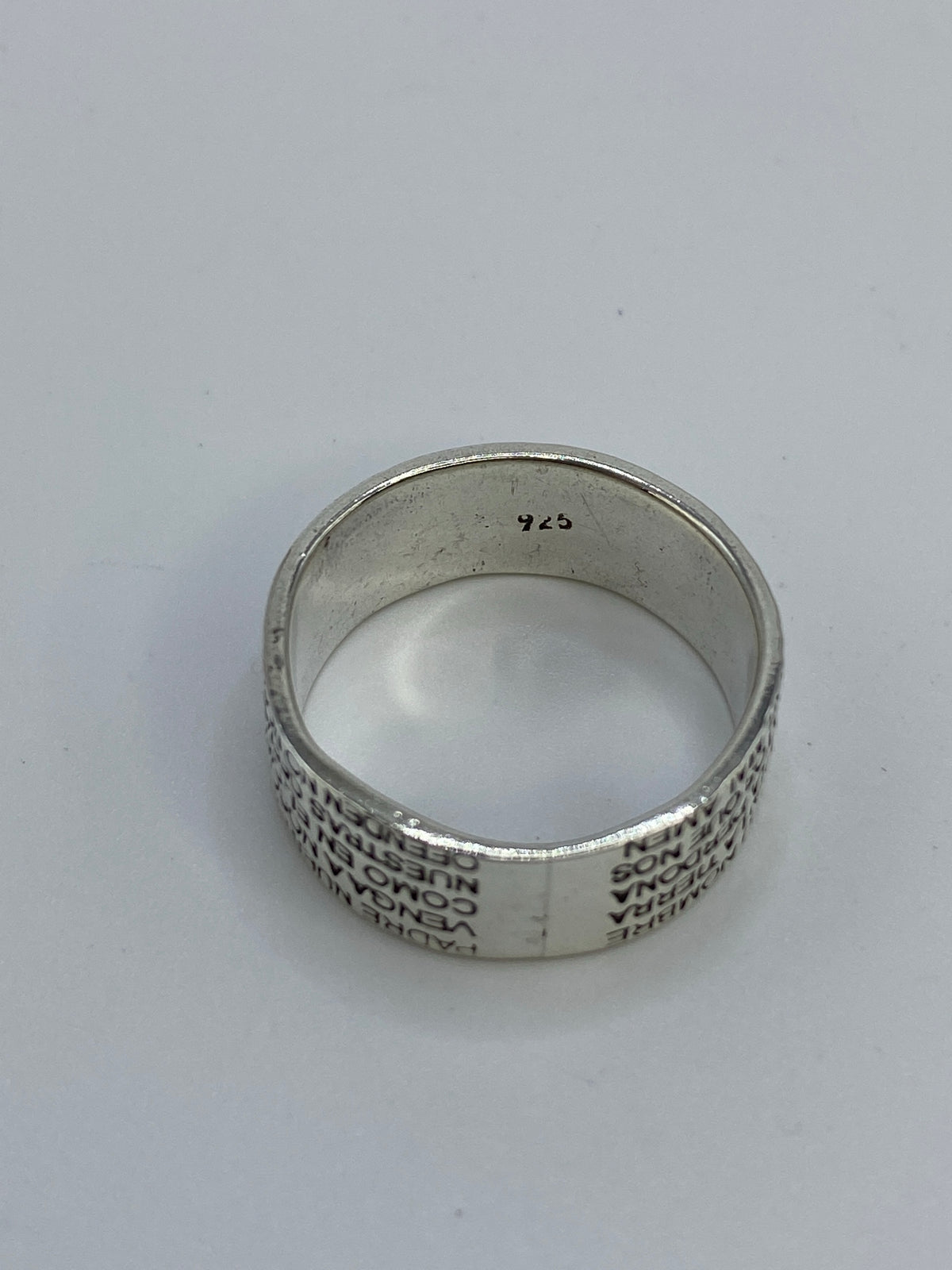 Anillo sobre fondo blanco mostrando el Quinto 925 en el interior