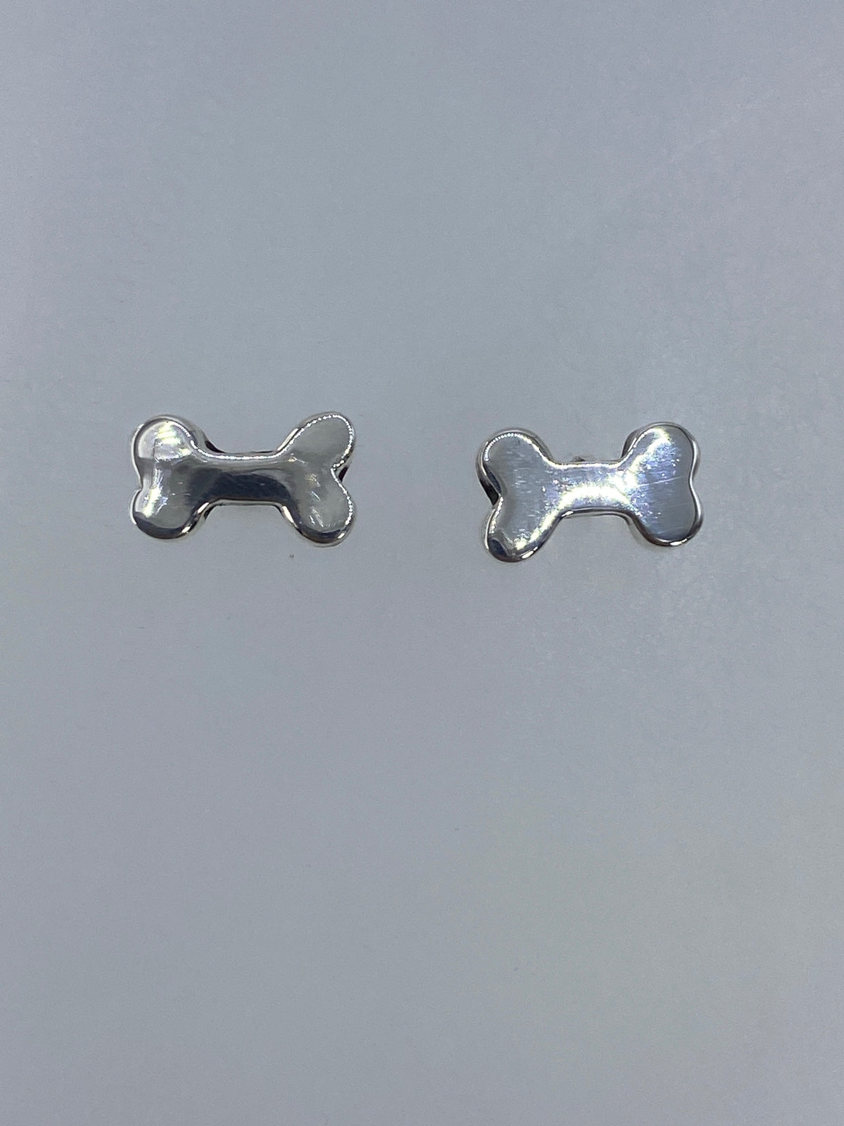 Par de aretes de plata 925 cartoneado en forma de hueso, 1.2 cm de largo