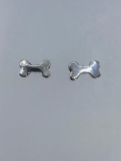 Par de aretes de plata 925 cartoneado en forma de hueso, 1.2 cm de largo