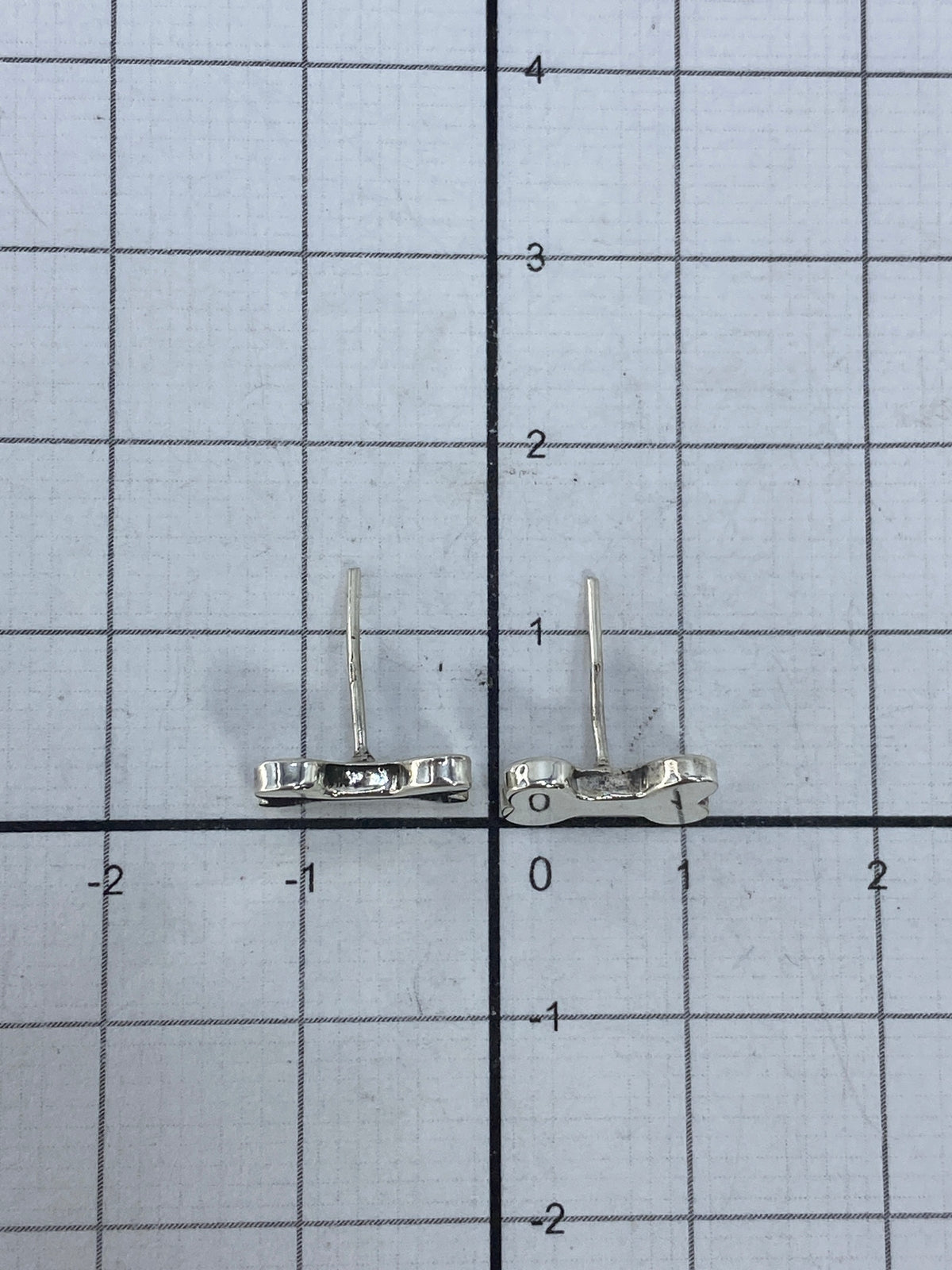Aretes sobre fondo gris, listos para llevar