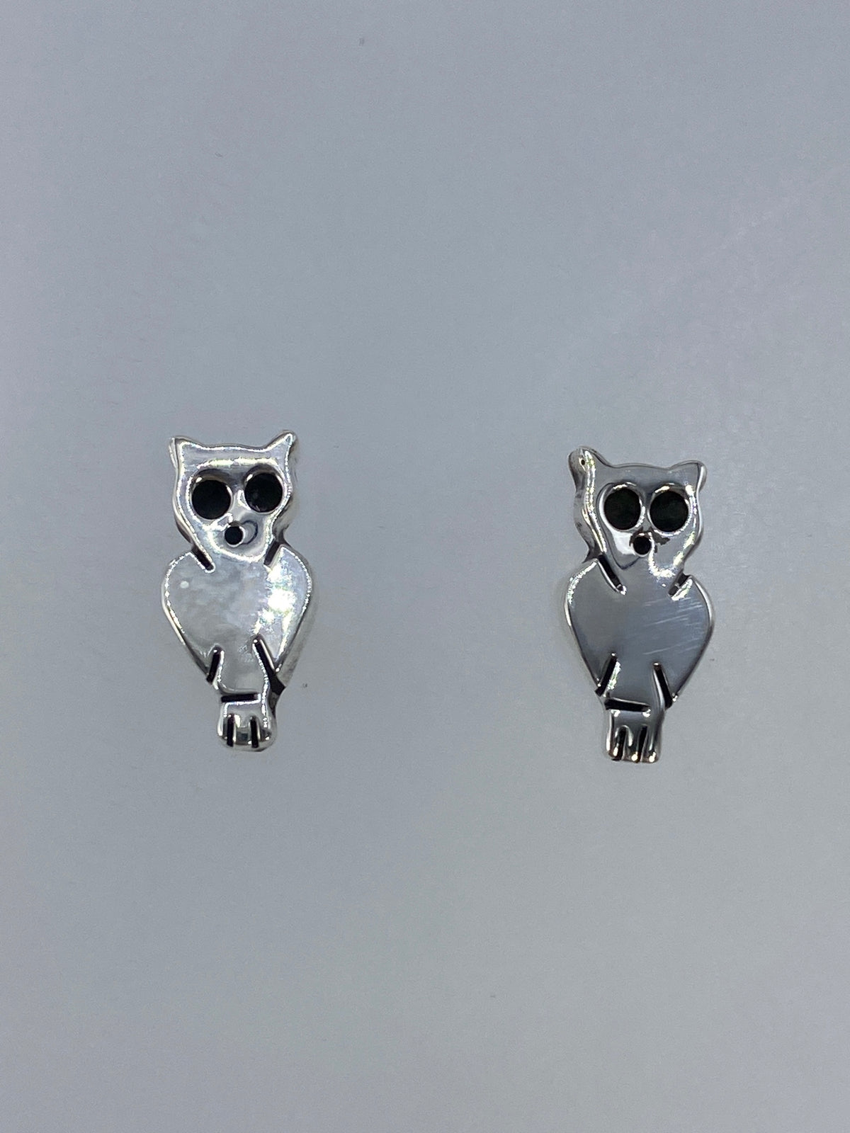 Par de aretes de plata en forma de búho con cartoneado 3D