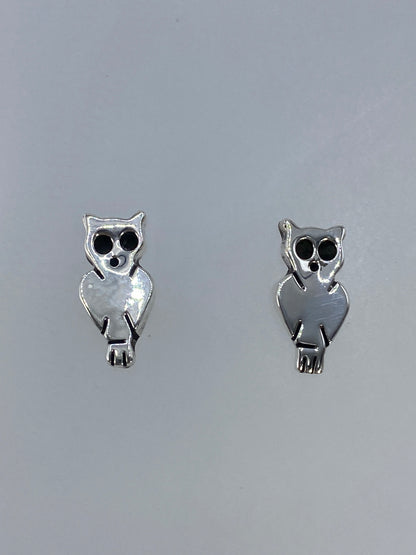 Par de aretes de plata en forma de búho con cartoneado 3D