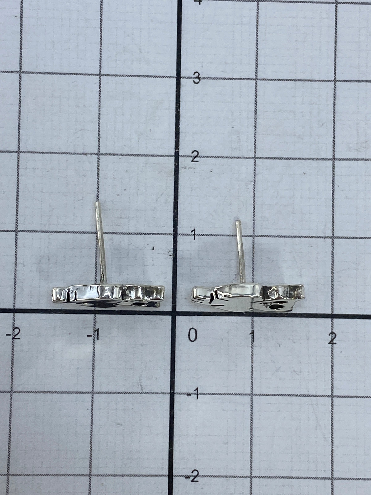 Ambos aretes de búho sobre fondo blanco, vistazo frontal