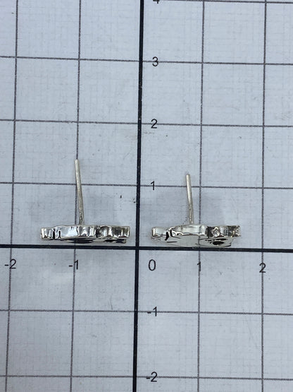 Ambos aretes de búho sobre fondo blanco, vistazo frontal