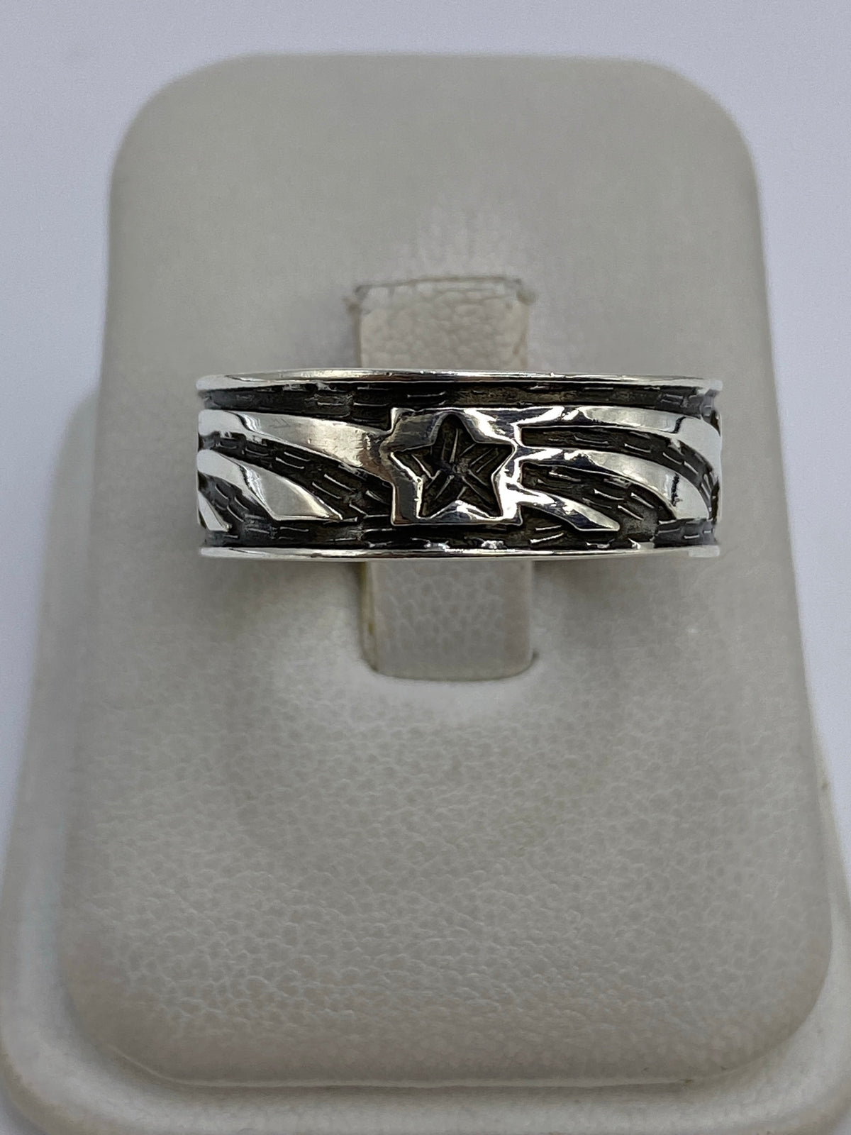 Anillo de plata 925 repujado con diseño étnico y motivos estelares en la mano