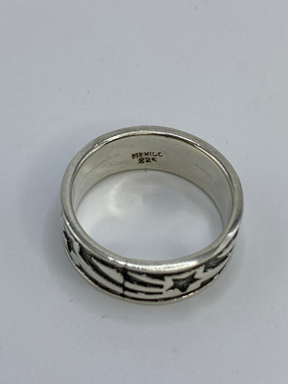 Anillo sobre fondo blanco demostrando el acabado pulido y los relieves geométricos