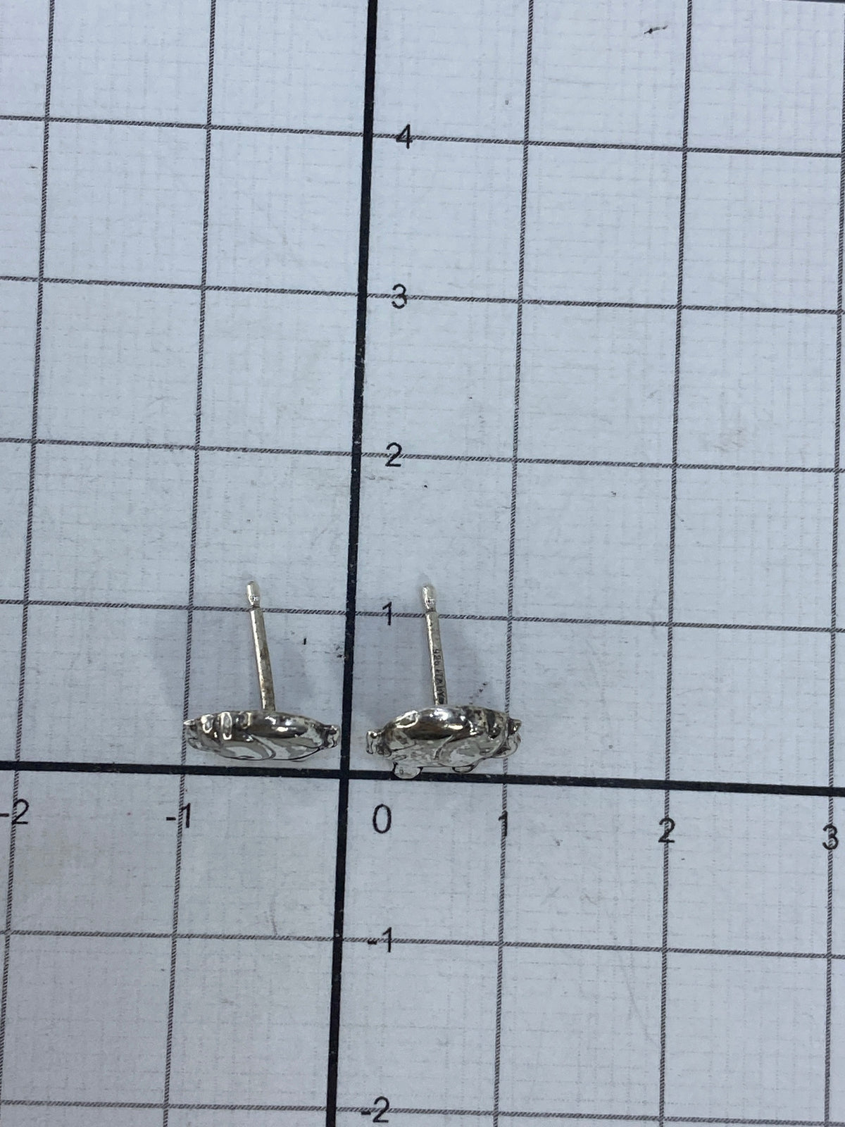 Detalle del acabado pulido y el Quinto 925 de los aretes