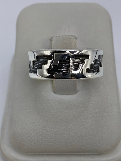 Anillo de plata 925 repujado con diseño geométrico en relieve, visto de frente sobre base blanca