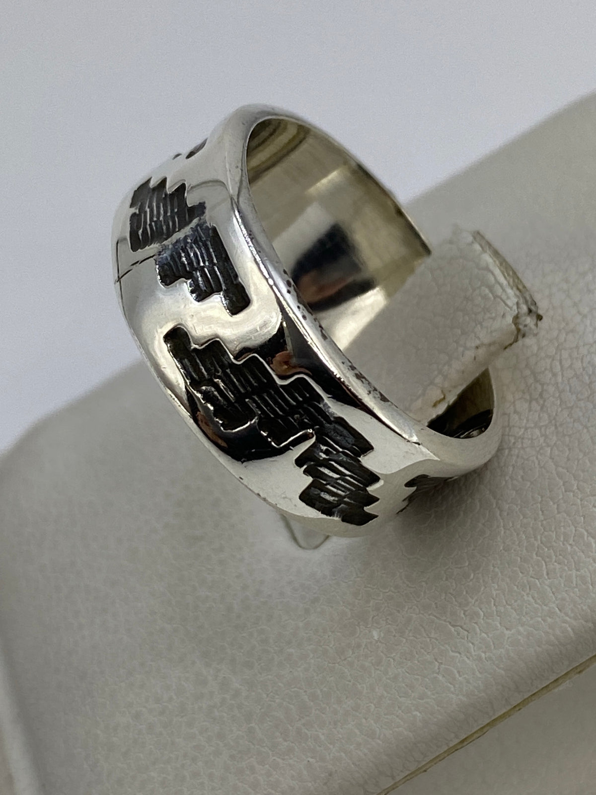 Anillo puesto en dedo mostrando el acabado en relieve del repujado de Taxco