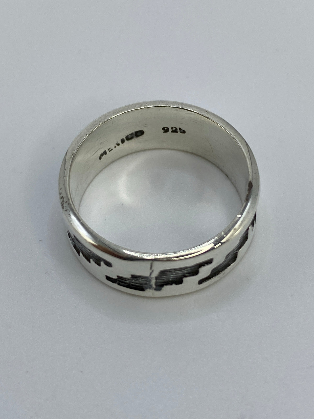 Detalle del interior del anillo con el sello 925 de autenticidad