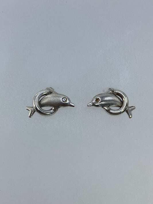 Par de aretes delfín de plata 925 cartoneado de Taxco, 1 cm de largo