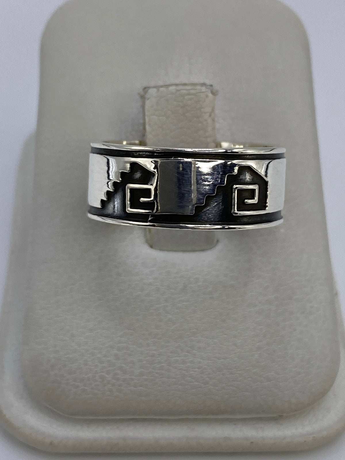 Anillo de plata repujado con patrón geométrico prehispánico en talla 8