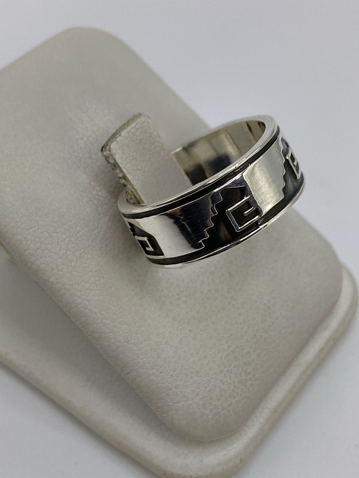 Vista lateral del anillo de plata 925 con relieve martillado a mano