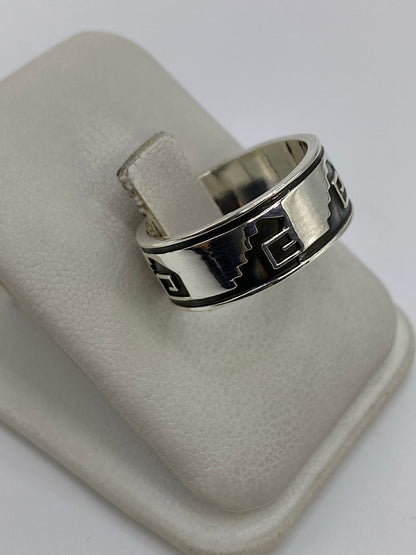 Vista lateral del anillo de plata 925 con relieve martillado a mano