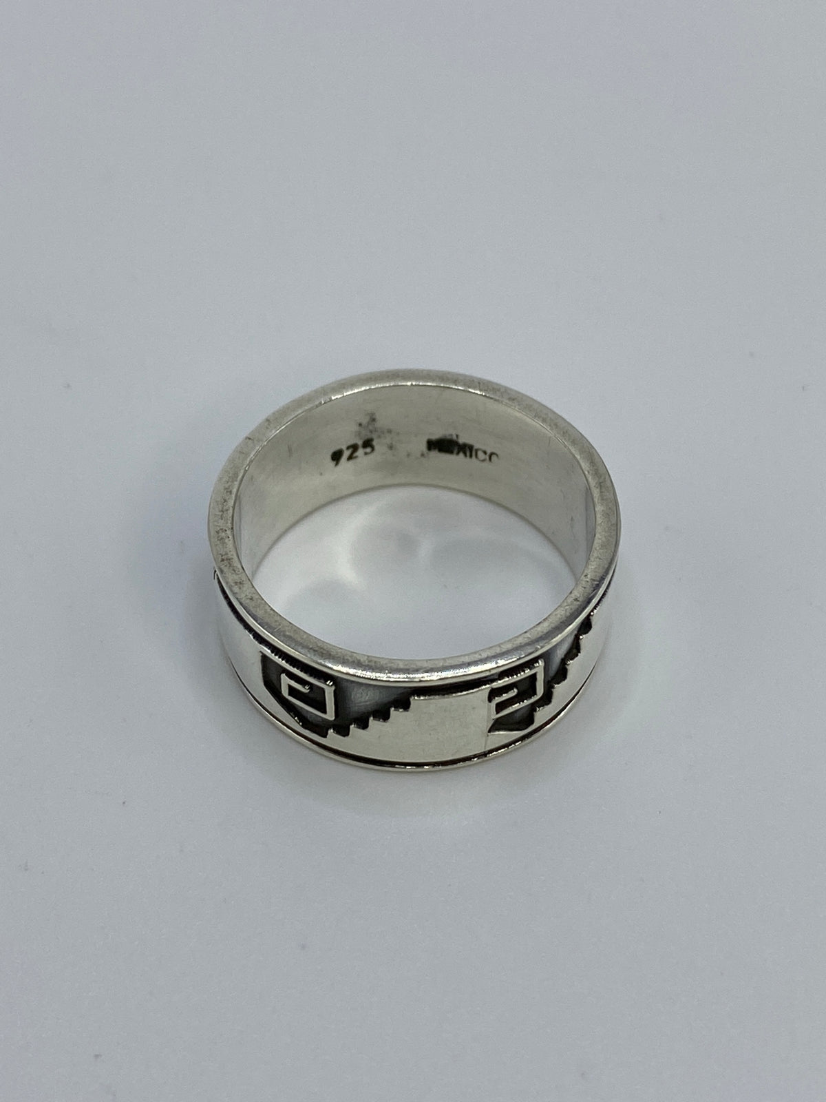 Anillo sobre fondo blanco mostrando el Quinto 925 en el interior