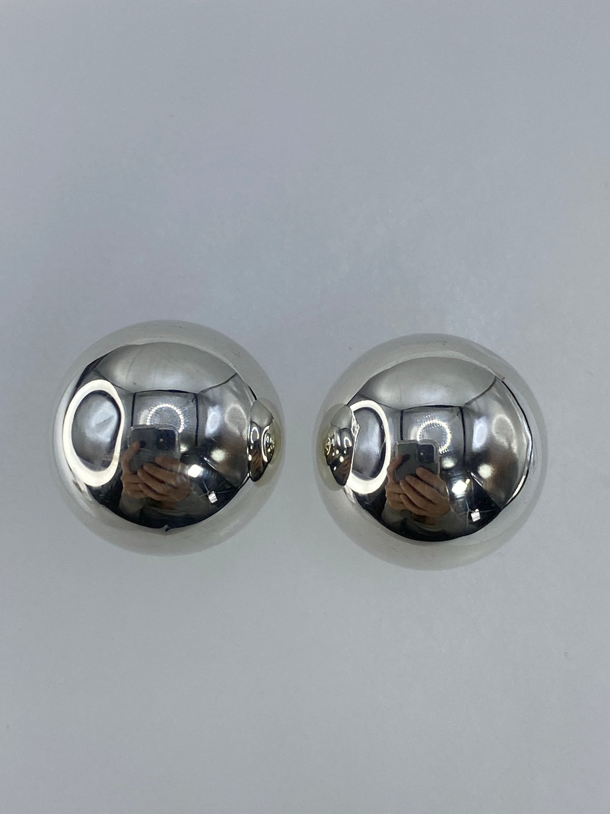 Par de aretes de plata 925 en cartoneado, diseño esférico pulido a espejo