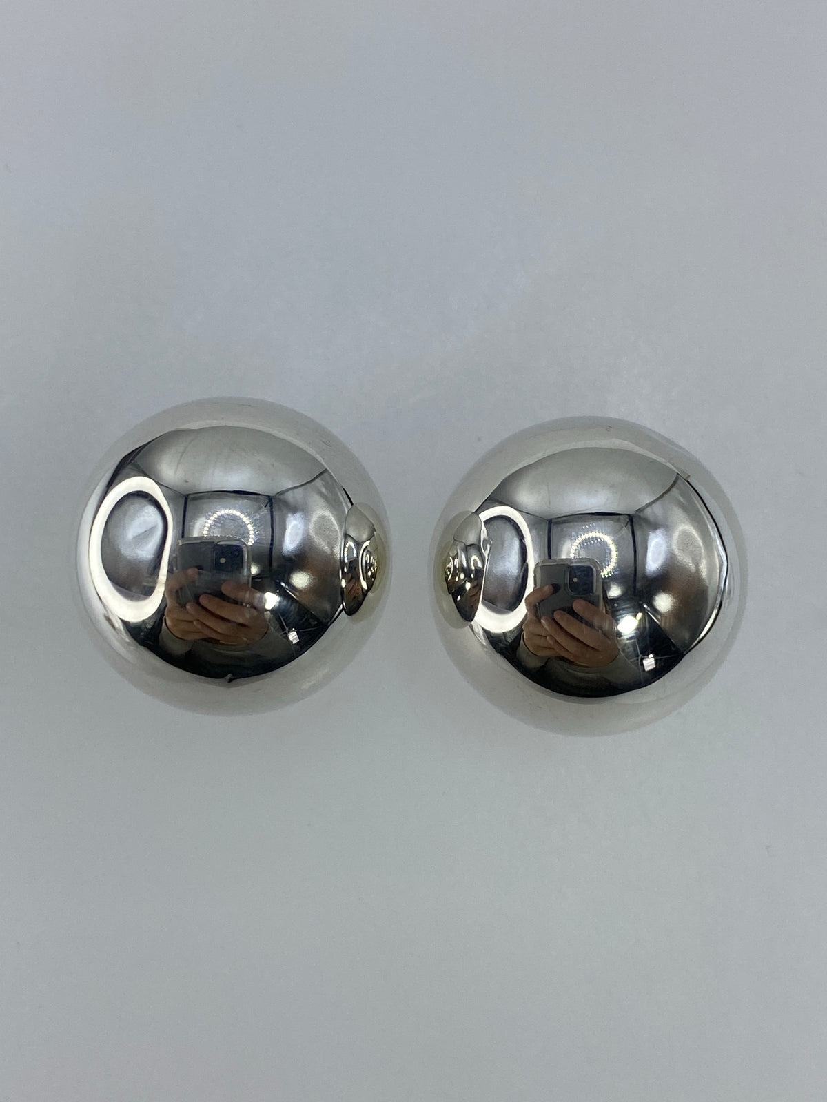 Detalle de una esfera de plata cartoneada mostrando el pulido a brillo espejo
