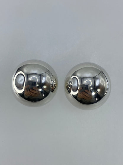 Detalle de una esfera de plata cartoneada mostrando el pulido a brillo espejo