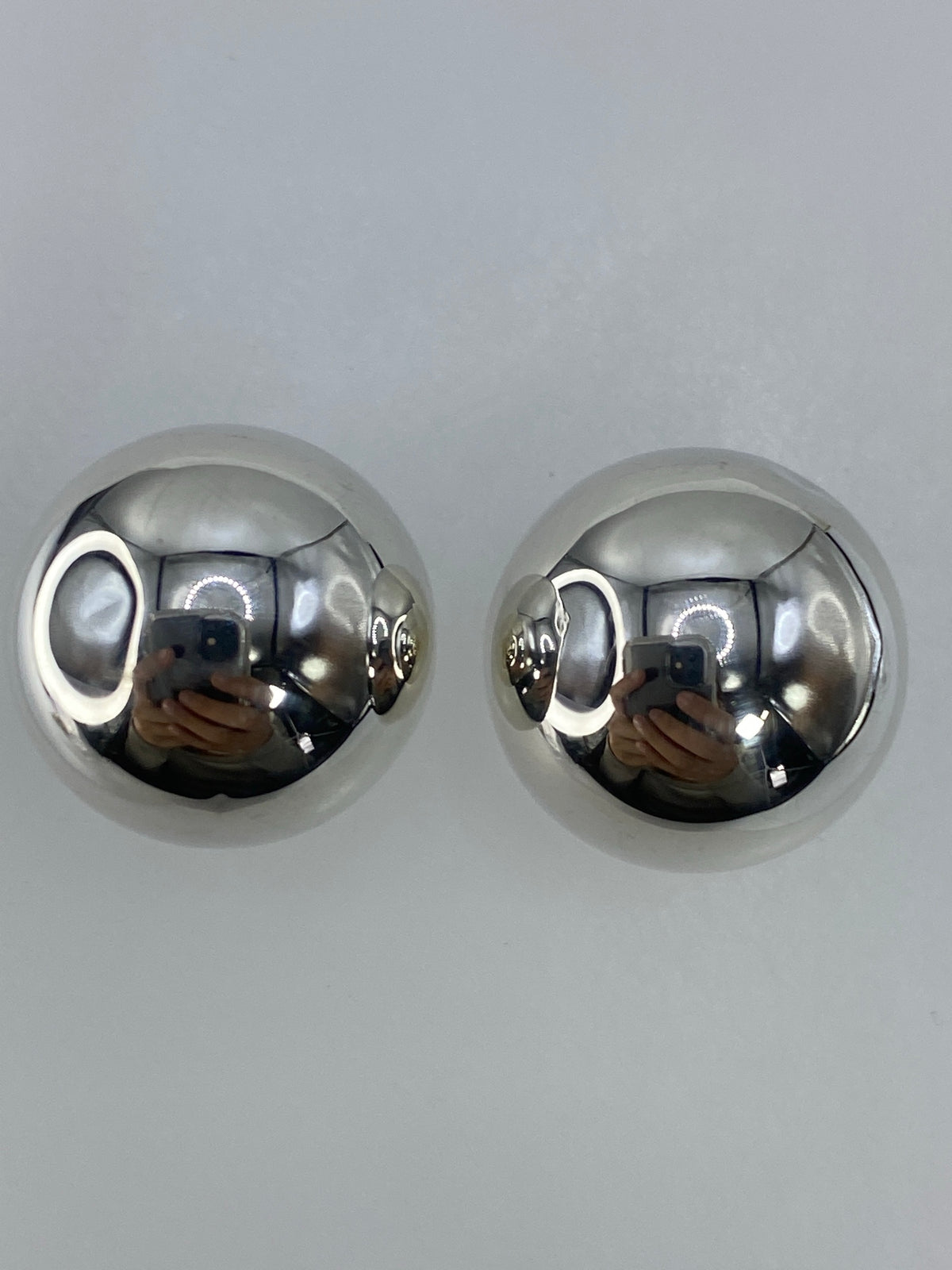 Aretes puestos mostrando el efecto de luz en el acabado