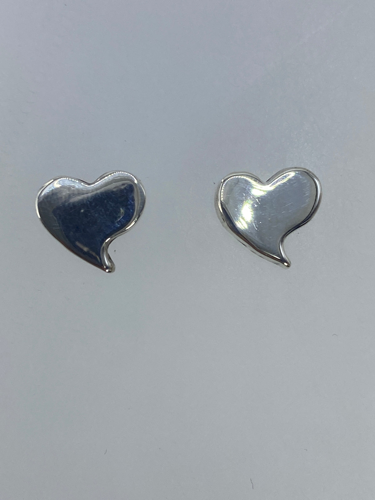 Par de aretes corazón de plata 925 con técnica cartoneado en forma de corazón minimalista