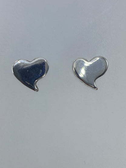 Par de aretes corazón de plata 925 con técnica cartoneado en forma de corazón minimalista