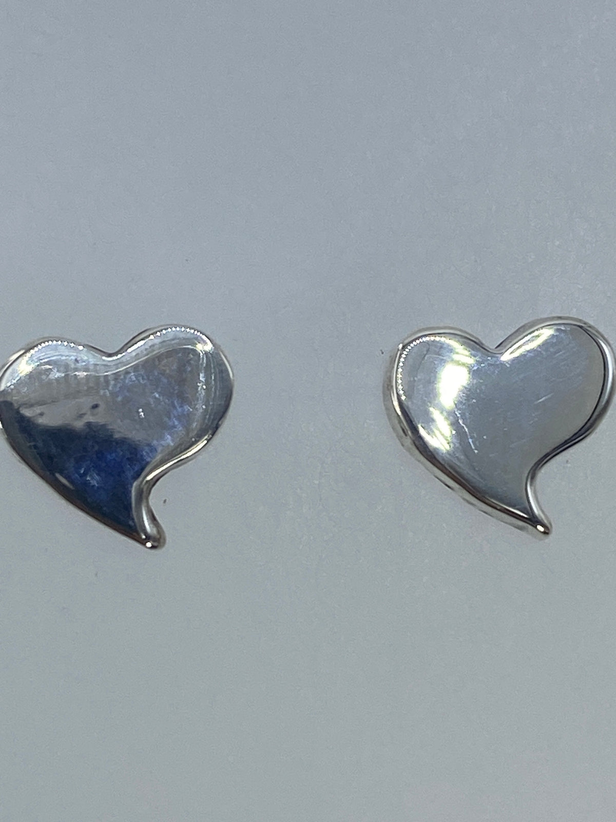 Detalle lateral mostrando el volumen 3D del cartoneado en los aretes