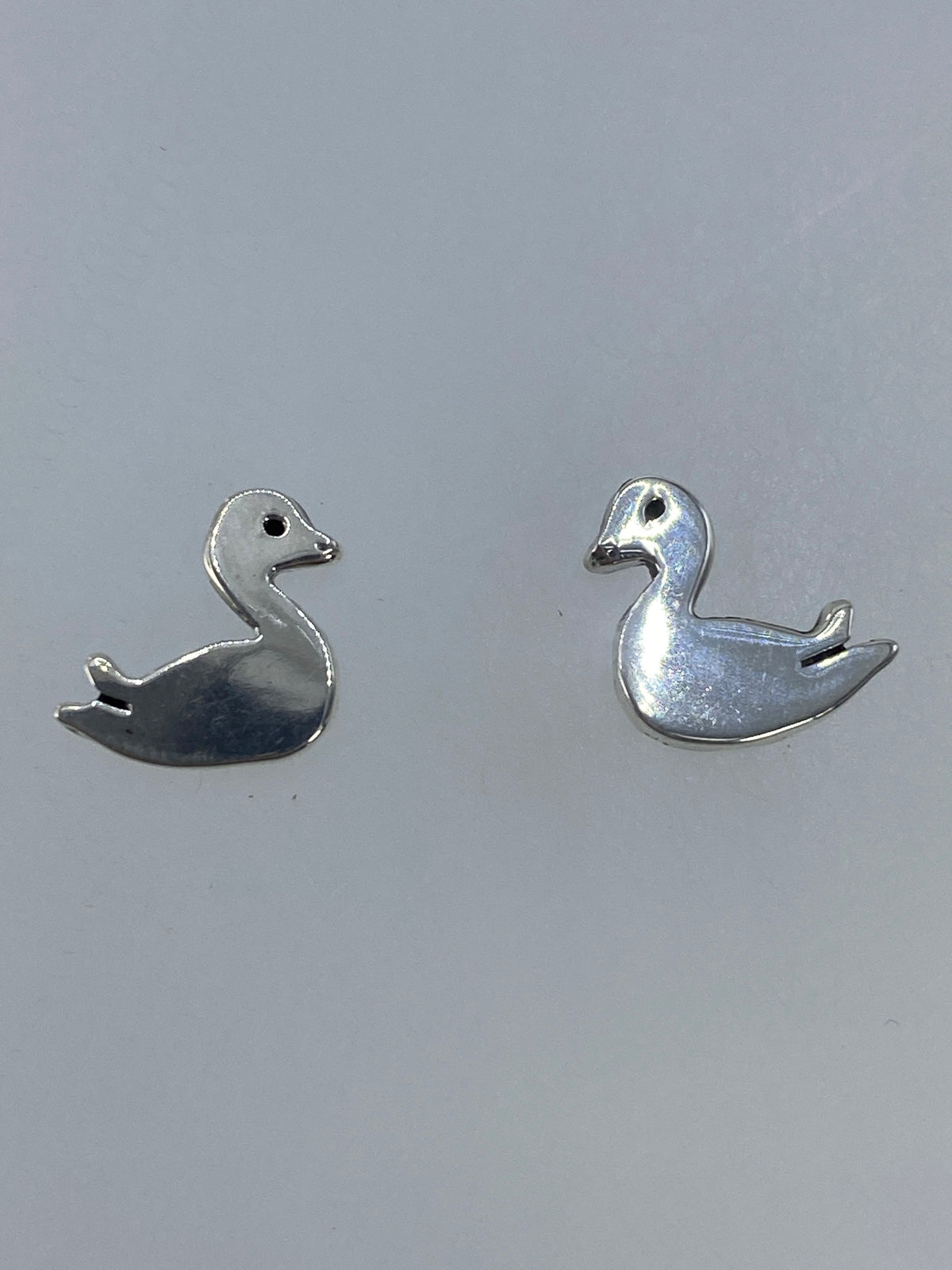 Par de aretes de plata 925 en forma de pato, visto de frente
