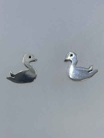 Par de aretes de plata 925 en forma de pato, visto de frente