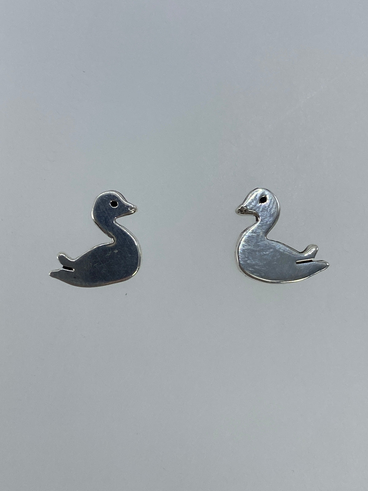 Aretes de cartoneado de Taxco mostrando el volumen 3D del diseño