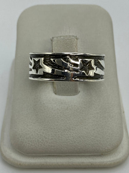 Anillo de plata 925 repujado con diseño de estrellas en relieve, puesto en dedo