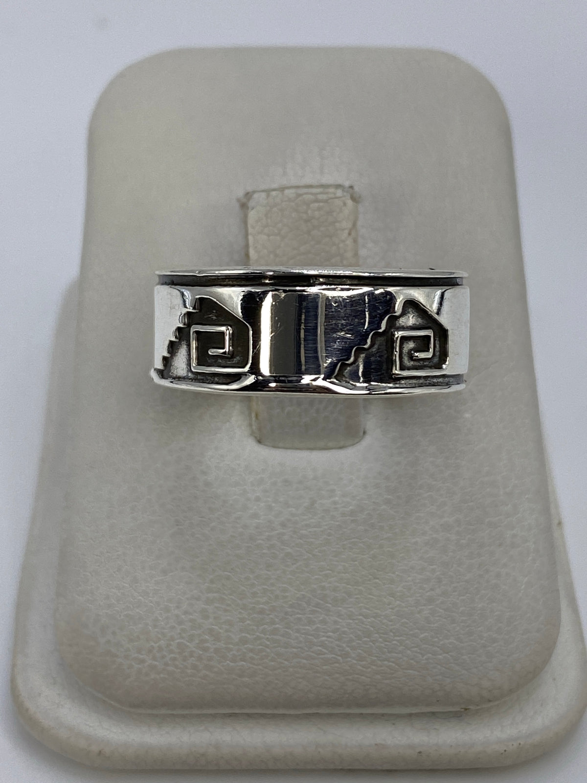 Anillo de plata 925 con repujado prehispánico en relieve, motivos geométricos aztecas