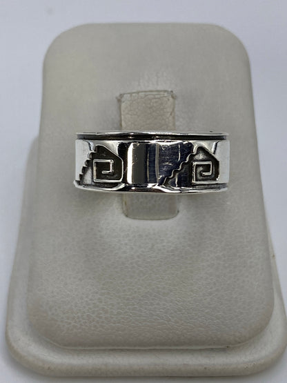 Anillo de plata 925 con repujado prehispánico en relieve, motivos geométricos aztecas