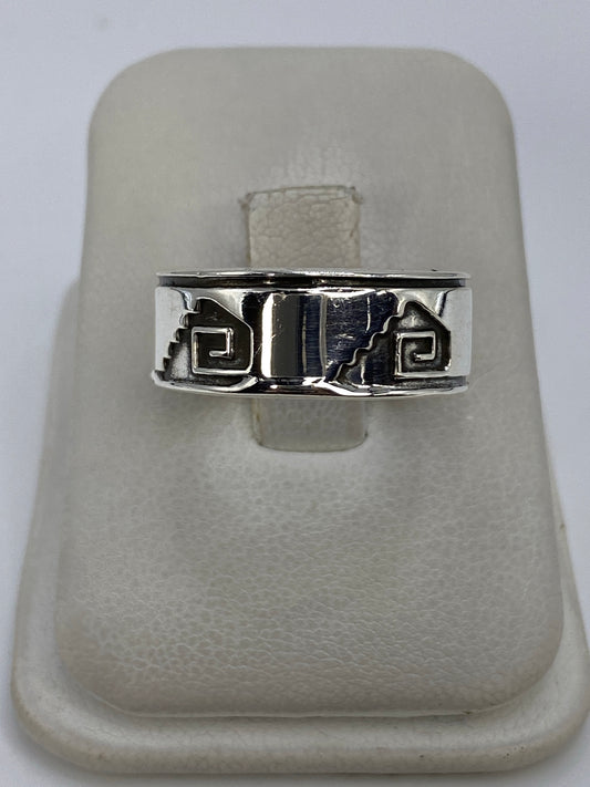 Anillo de plata 925 con repujado prehispánico en relieve, motivos geométricos aztecas